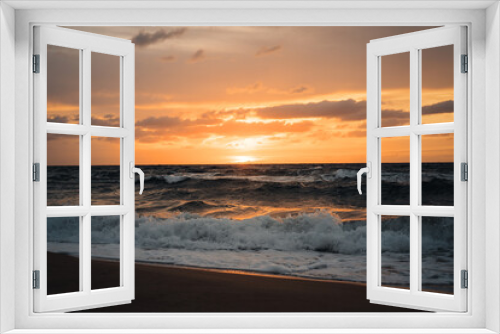 Fototapeta Naklejka Na Ścianę Okno 3D - Sonnenuntergang am Mittelmeer bei dem sich die letzten Sonnenstrahlen in den Wellen des Wassers spiegeln 