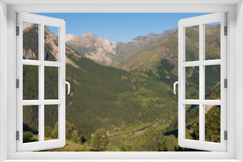 Fototapeta Naklejka Na Ścianę Okno 3D - green valley in the spanish pyrenees