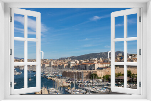 Fototapeta Naklejka Na Ścianę Okno 3D - Vue sur l'entrée du Vieux-Port de Marseille depuis le Parc Émile Duclaux