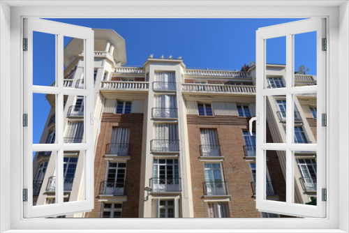 Fototapeta Naklejka Na Ścianę Okno 3D - Bâtiment typique, vue de l'extérieur, ville de Reims, département de la Marne, France