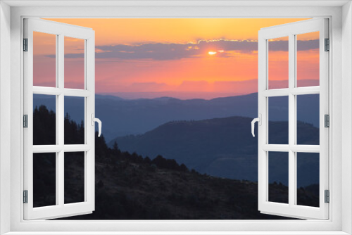 Fototapeta Naklejka Na Ścianę Okno 3D - lever de soleil sur les Monts d'Ardèche dans la parc naturel régional des Monts d'Ardèche en France en été