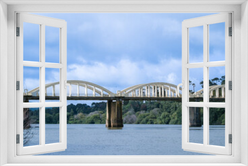 Fototapeta Naklejka Na Ścianę Okno 3D - White arching structure of Tuakau Bridge