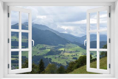 Fototapeta Naklejka Na Ścianę Okno 3D - Alpen-Berge-Wälder-Wiesen-Tal