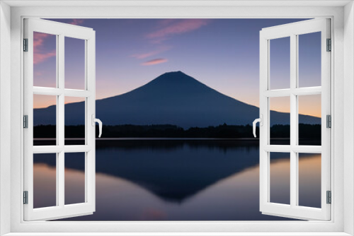 Fototapeta Naklejka Na Ścianę Okno 3D - 静岡県富士宮市の田貫湖と夜明け前の富士山
