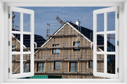 Fototapeta Naklejka Na Ścianę Okno 3D - Baustelle / Neubau / Bauboom / Rohbau Haus / Reihenhaussiedlung / Bau / Haus bauen / Fassade
