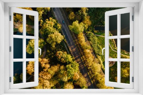 Fototapeta Naklejka Na Ścianę Okno 3D - Droga rozdzielająca dwa miejskie parki