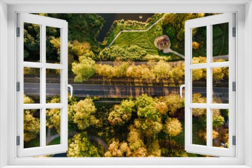 Fototapeta Naklejka Na Ścianę Okno 3D - Droga rozdzielająca dwa miejskie parki