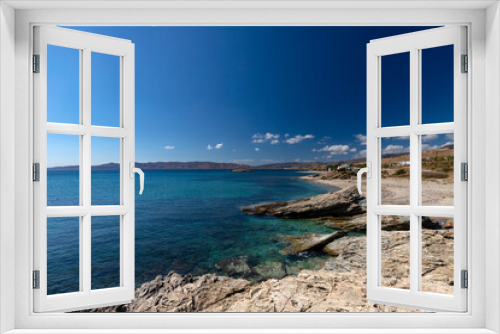 Fototapeta Naklejka Na Ścianę Okno 3D - Krajobraz morski. Widok z niebieskim niebem i białymi chmurami na greckiej wyspie Evia. Podróże i wakacje w Grecji.