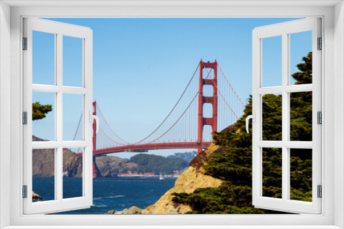 Fototapeta Naklejka Na Ścianę Okno 3D - Famous Golden Gate bridge in San Francisco with a clear blue sky and wavy sea