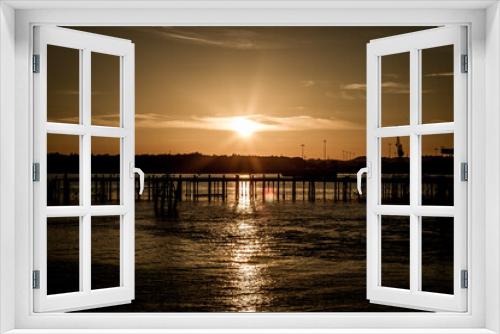 Fototapeta Naklejka Na Ścianę Okno 3D - Landscape shots of a sunset over the docks in Southampton