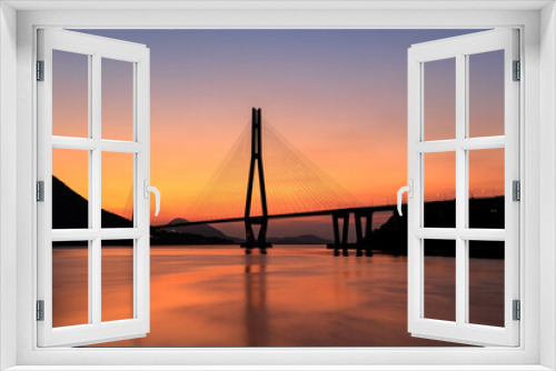 Fototapeta Naklejka Na Ścianę Okno 3D - 朝焼けに染まる海と橋