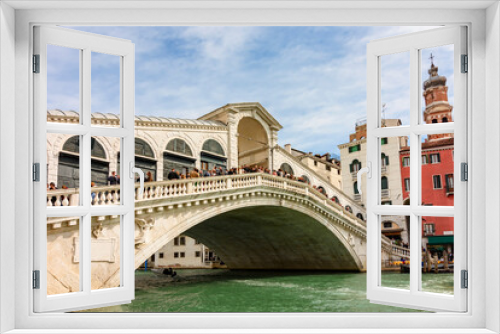 Fototapeta Naklejka Na Ścianę Okno 3D - Rialto bridge over Grand canal, Venice, Italy