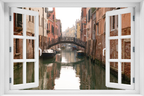 Fototapeta Naklejka Na Ścianę Okno 3D - Canal dans un quartier nord de Venise