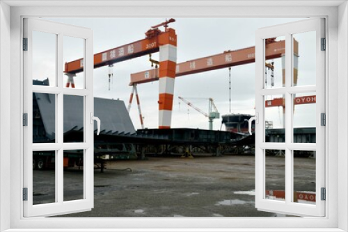 Fototapeta Naklejka Na Ścianę Okno 3D - 造船所で建造中の貨物船。
