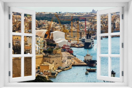 Fototapeta Naklejka Na Ścianę Okno 3D - Old city walls and harbor on Mediterranean sea in Valletta, Malta.