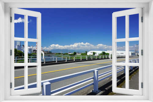Fototapeta Naklejka Na Ścianę Okno 3D - 静岡県富士市の工場のある風景と沼川にかかる橋