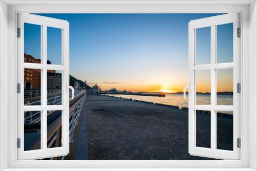Fototapeta Naklejka Na Ścianę Okno 3D - 夏の門司港レトロから見る関門海峡に沈む夕陽