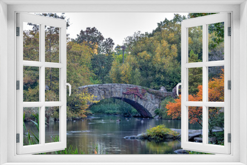 Fototapeta Naklejka Na Ścianę Okno 3D - Gapstow Bridge in Central Park, autumn