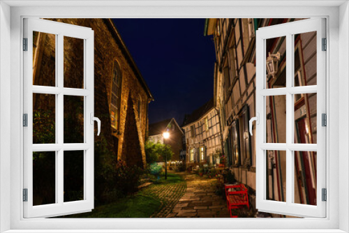 Fototapeta Naklejka Na Ścianę Okno 3D - Gasse mit Fachwerkhäusern in der historischen Altstadt von Hattingen am Abend