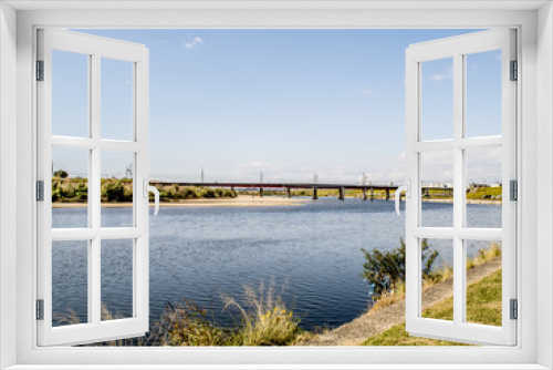 Fototapeta Naklejka Na Ścianę Okno 3D - 大きな川にかかる鉄橋