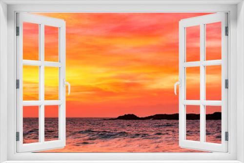 Fototapeta Naklejka Na Ścianę Okno 3D - Beautiful sunrise over the ocean