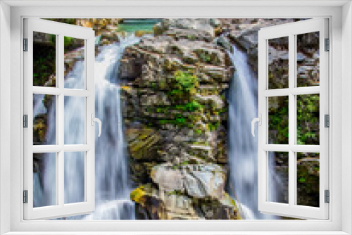 Fototapeta Naklejka Na Ścianę Okno 3D - A split waterfall in Washington State in summer