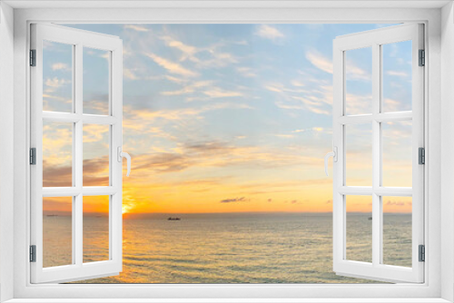 Fototapeta Naklejka Na Ścianę Okno 3D - 海面から昇る朝日に染まる空