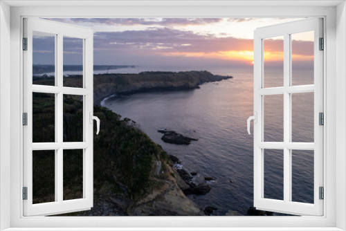 Fototapeta Naklejka Na Ścianę Okno 3D - 岬の向こうの水平線に昇る太陽
