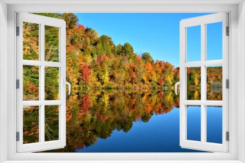 Fototapeta Naklejka Na Ścianę Okno 3D - The beautiful landscapes of Muskoka, Ontario, Canada during Fall season, full of colorful autumn colors all over the place