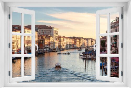 Fototapeta Naklejka Na Ścianę Okno 3D - Venezia. Veduta del Canal Grande con scia di motoscafo e gondola dal Ponte di Rialto al tramonto