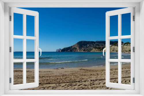 Fototapeta Naklejka Na Ścianę Okno 3D - Playa de la costa blanca en el pueblo pequeño de Calpe en la provincia de Alicante con el mar Mediterráneo bajo un precioso cielo soleado 