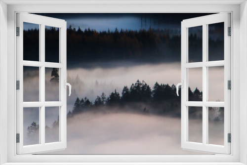 Fototapeta Naklejka Na Ścianę Okno 3D - Polskie wzgórza i góry otoczone mgłą