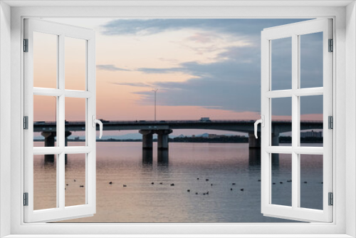 Fototapeta Naklejka Na Ścianę Okno 3D - 琵琶湖のオレンジの夕焼けを背景にした近江大橋