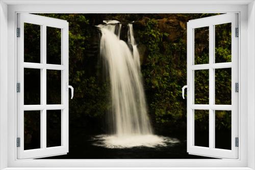 Fototapeta Naklejka Na Ścianę Okno 3D - Waterfall on Maui, Hawaii