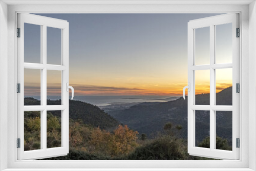 Fototapeta Naklejka Na Ścianę Okno 3D - Paysage de montagne à l'automne dans l'arrière pays de Nice avec les sommets du Mercantour et un coucher de soleil sur la mer et la baie des anges