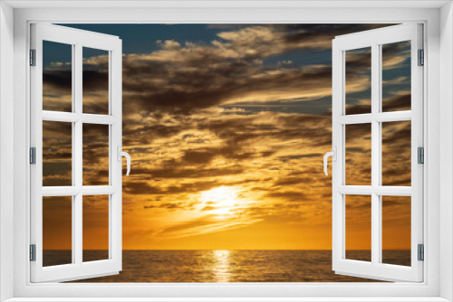 Fototapeta Naklejka Na Ścianę Okno 3D - Puesta de sol con nubes en el mar Mediterraneo