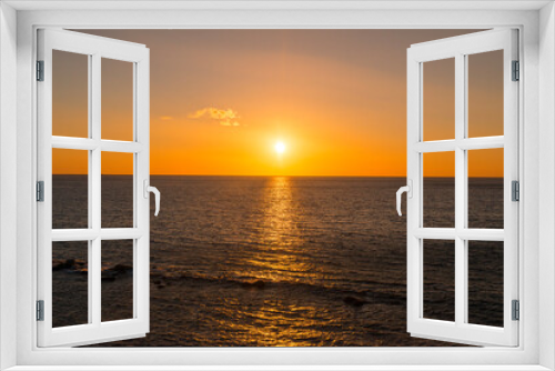Fototapeta Naklejka Na Ścianę Okno 3D - 海岸と海に朝日の太陽