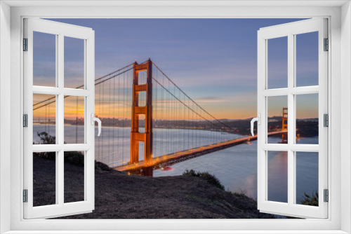 Fototapeta Naklejka Na Ścianę Okno 3D - San Francisco Landmark Illuminated During Sunrise