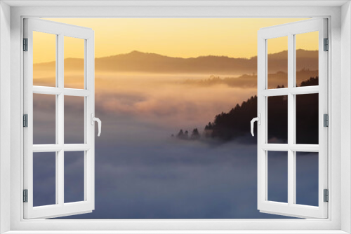 Fototapeta Naklejka Na Ścianę Okno 3D - Krajobraz zamglonych gór Pieniny o wschodzie słońca.