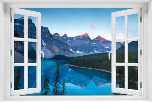 Fototapeta Naklejka Na Ścianę Okno 3D - Dawn over Moraine Lake in Canada's Banff National Park