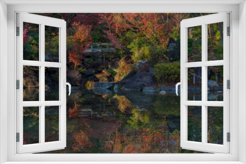Fototapeta Naklejka Na Ścianę Okno 3D - 池の水面に紅葉のカラフルな色が落ちる