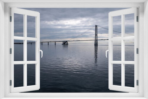 Fototapeta Naklejka Na Ścianę Okno 3D - Blick auf die Storebaltbrücke in der Ostsee. Storebæltsbroen ist die rund 18 km lange feste Verkehrsverbindung über den Großen Belt zwischen der dänischen Insel Seeland und Fünen.