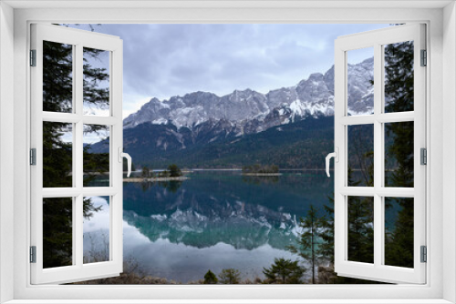 Fototapeta Naklejka Na Ścianę Okno 3D - Eibsee Aussicht auf türkis blaues Wasser mit einer Insel mit den bayrischen schneebedeckten Alpen / Bergen im Hintergrund
