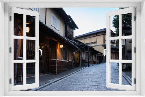 Fototapeta Naklejka Na Ścianę Okno 3D - 早朝の古都京都の調和と協調の家並み
