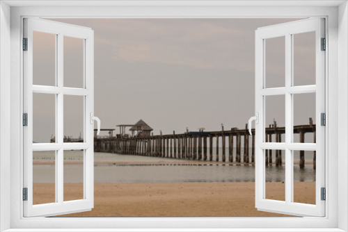 Fototapeta Naklejka Na Ścianę Okno 3D - pier on the beach