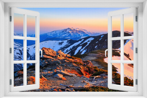 Fototapeta Naklejka Na Ścianę Okno 3D - 双六岳から薬師岳へ続く朝焼けと残雪の稜線