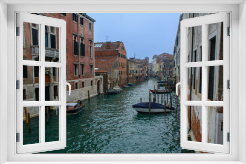 Fototapeta Naklejka Na Ścianę Okno 3D - Canale di Venezia con marche ormeggiate (Veneto, Italia)