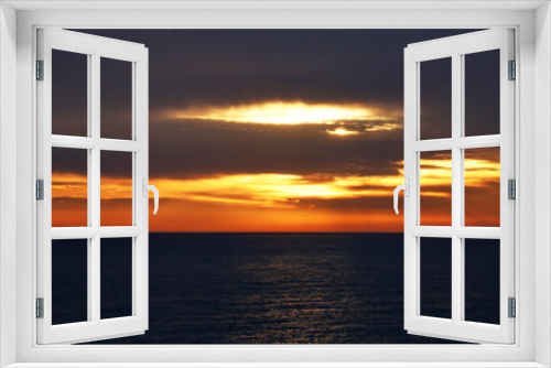 Fototapeta Naklejka Na Ścianę Okno 3D - Picturesque sunset at the sea.