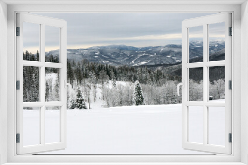 Fototapeta Naklejka Na Ścianę Okno 3D - Biała, śnieżna zima na górskim szlaku w Beskidzie Śląskim