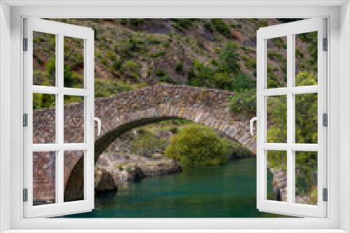 Fototapeta Naklejka Na Ścianę Okno 3D - Pont médiéval sur la Noguera Ribagorçana à Sopeira, Aragon, Espagne